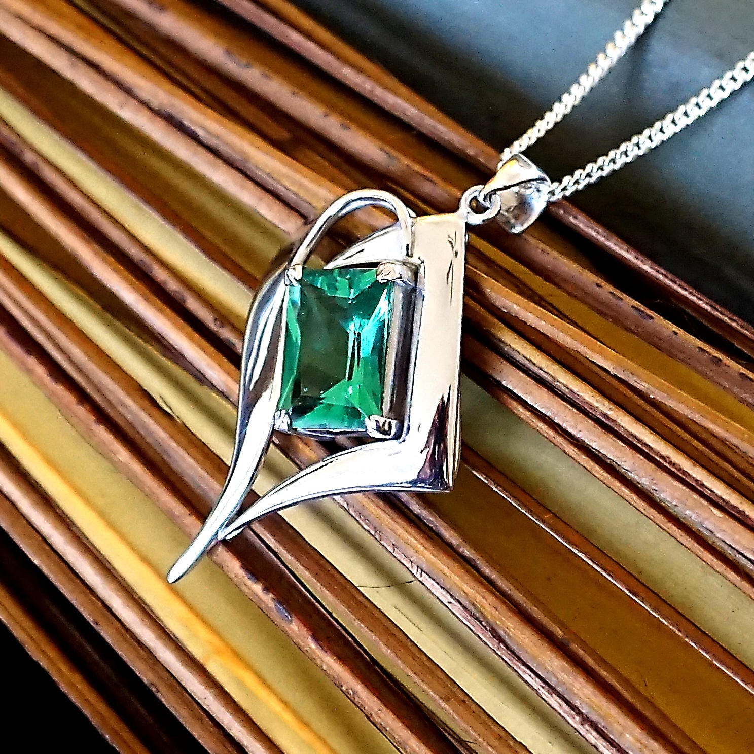 Wunderschöne Smaragd Cut Lab Edelstein Handgemachte Pendent Mit 20-Zoll-Silber Panzerkette, Geburtstag, Zum Valentinstag, Geschenk Für Sie Wunderschöne Smaragd Cut Lab Edelstein Handgemachte Pendent Mit 20-Zoll-Silber Panzerkette, Geburtstag, Zum Valentinstag, Geschenk Für Sie von LakModernJewelry