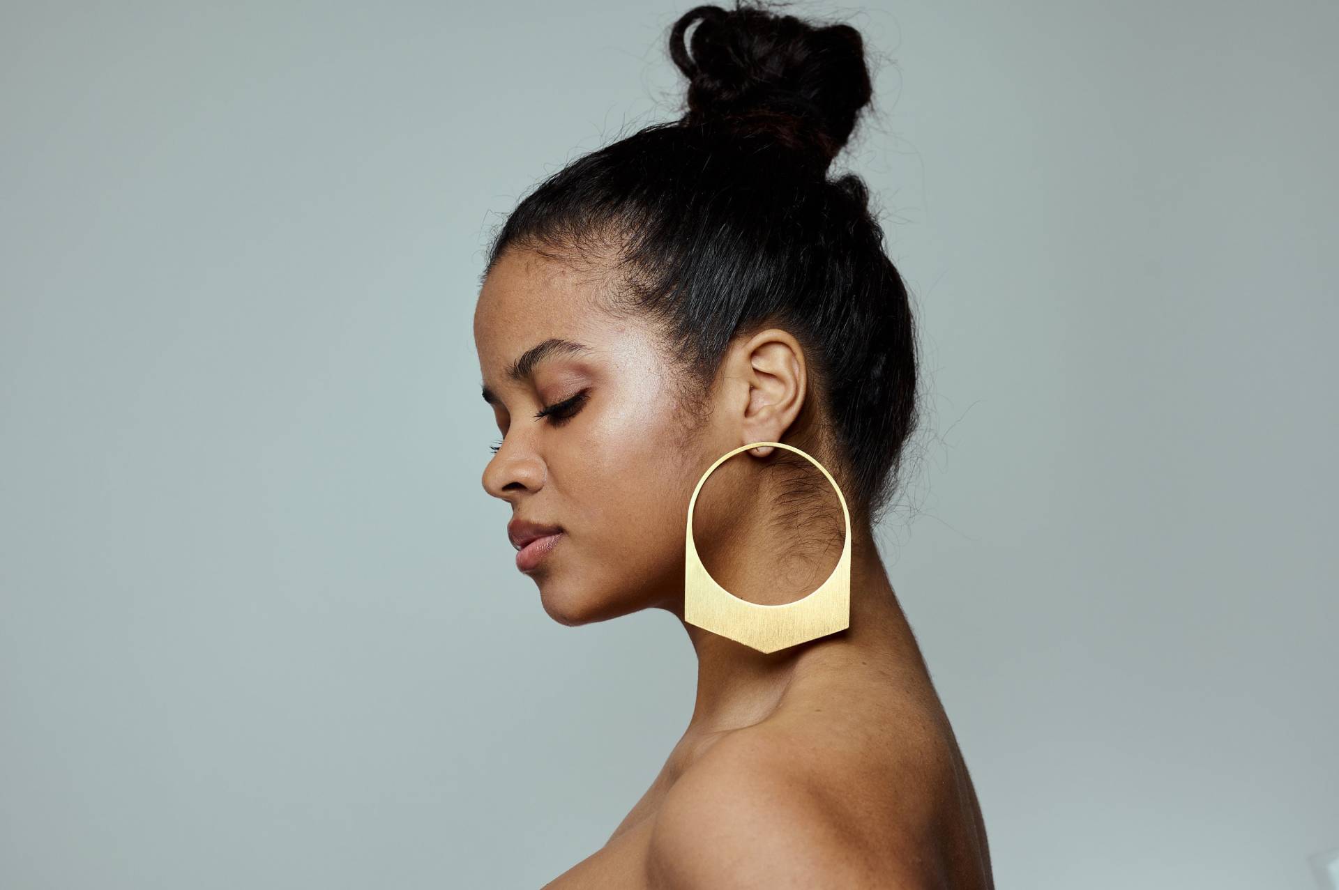 Afrikanisch Inspirierte Statement Ohrringe - Vergoldete Hängeohrringe Mit Sterlingsilber Ohrsteckern von LakaLuka