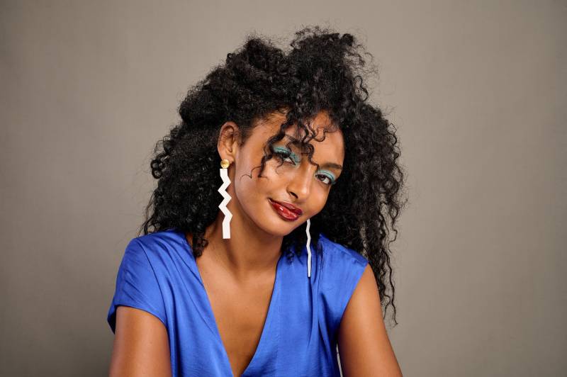 Weisse Acryl Ohrclips Langes Statement Design von LakaLuka