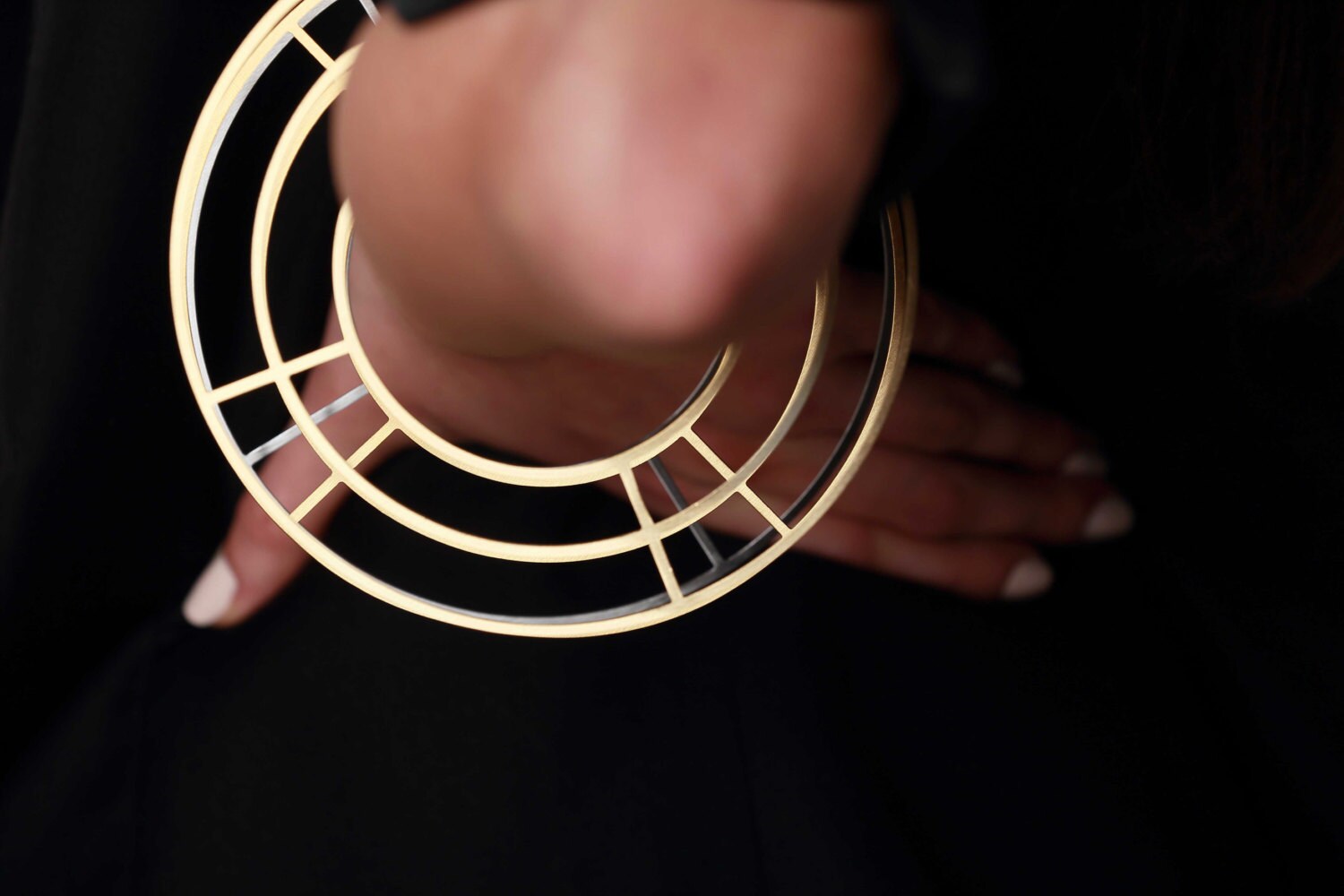 Übergroßes Geometric Chic Armband. Stapeln Armbänder. Zartes Von Großen Armreifen von LakaLuka