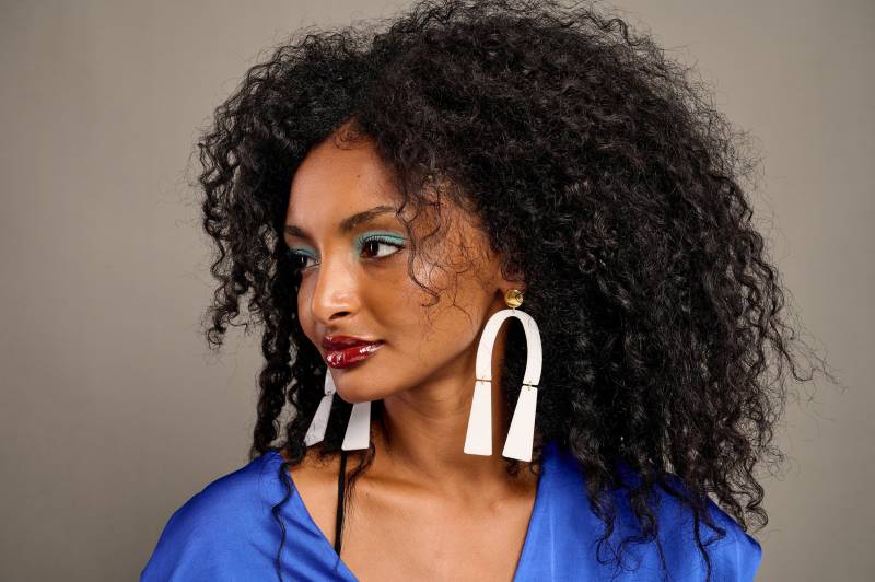 Weisse Acryl Ohrclips Leichter Statement Schmuck von LakaLuka