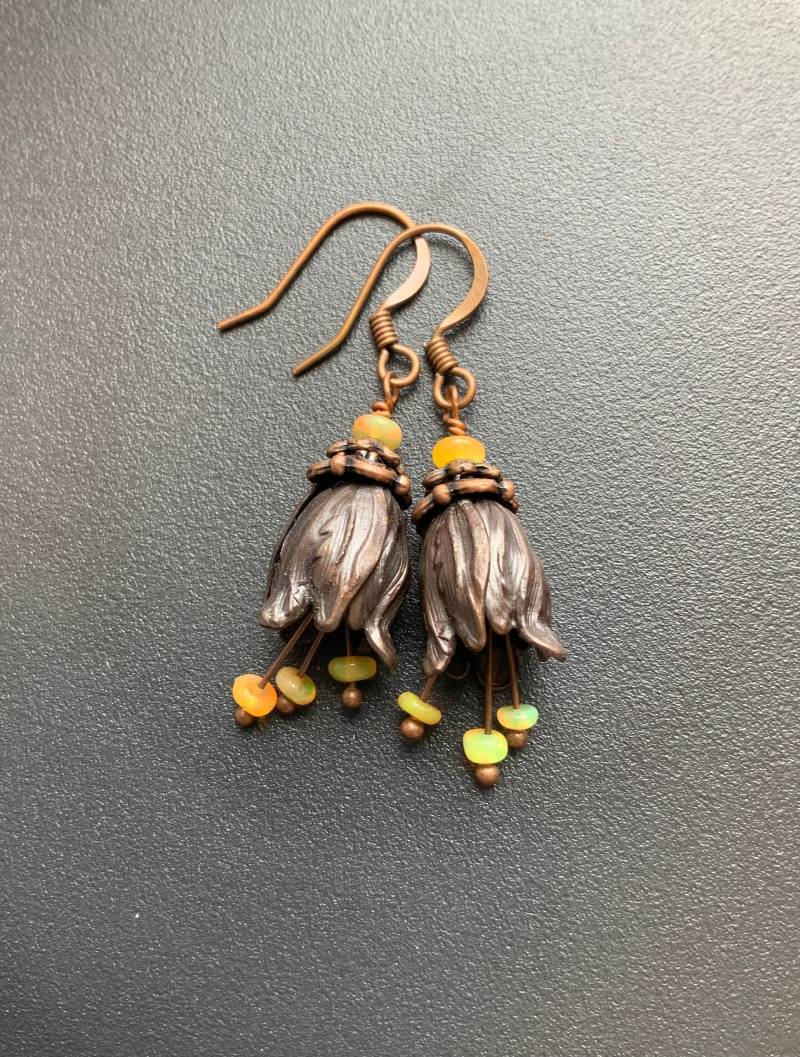 Tulip Blumen Ohrringe Mit Gelben Opal Staubgefäßen Kupfer Perlkappen & Ohrdrähte Gelber Edelstein Tropfen Baumeln von LakeCreekTreasures