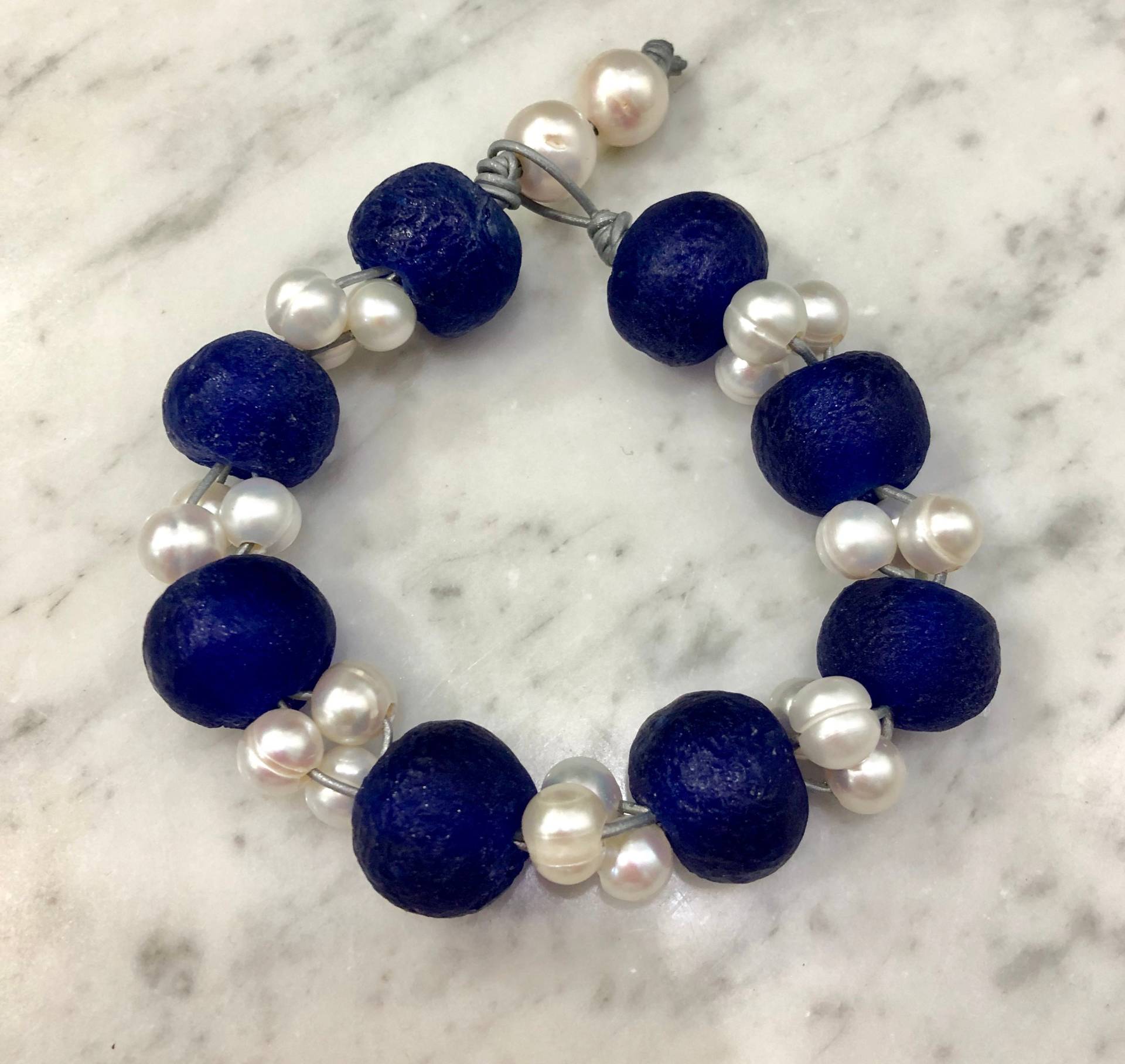 Kobalt Blau Seaglass Und Weisser Reis Perlen Armband von LakeviewPearls