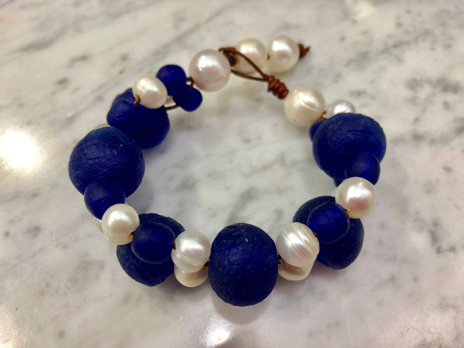 Kobaltblau Und Süsswasserperlen Armband von LakeviewPearls