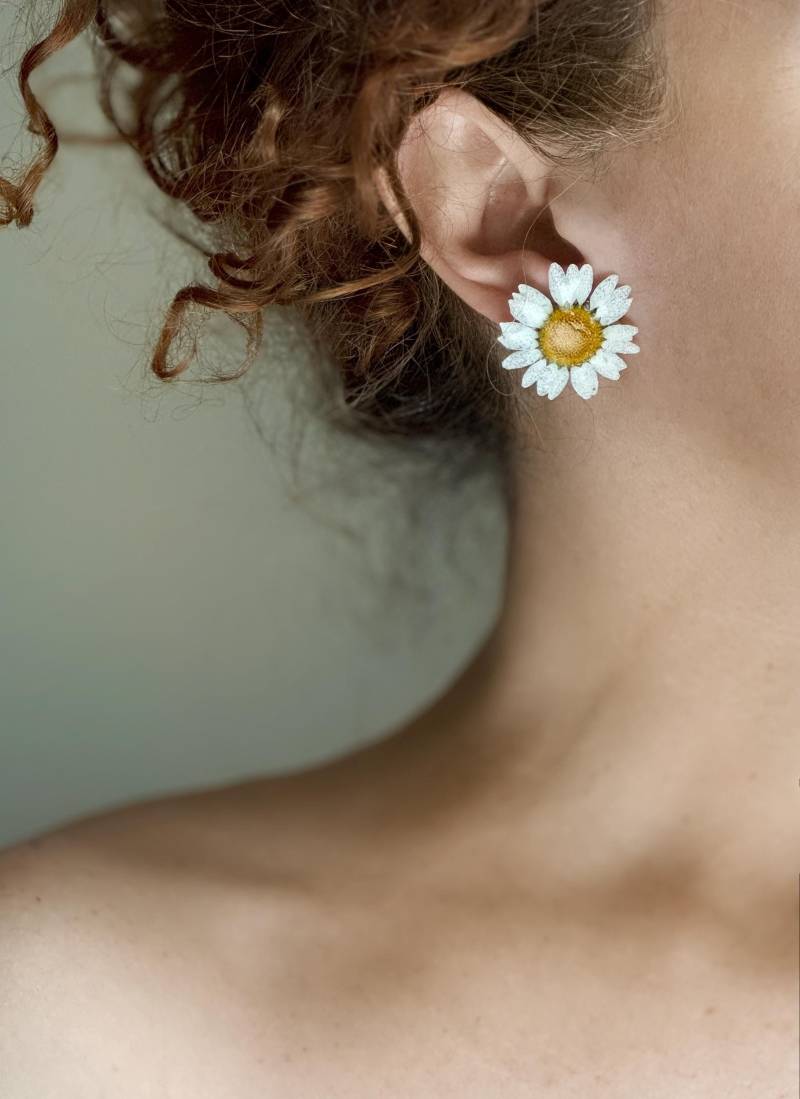 Natürliche Gänseblümchen Blume Ohrstecker - Echte in Harz Ohrringe Einzigartiges Schmuckstück von LakooDesigns