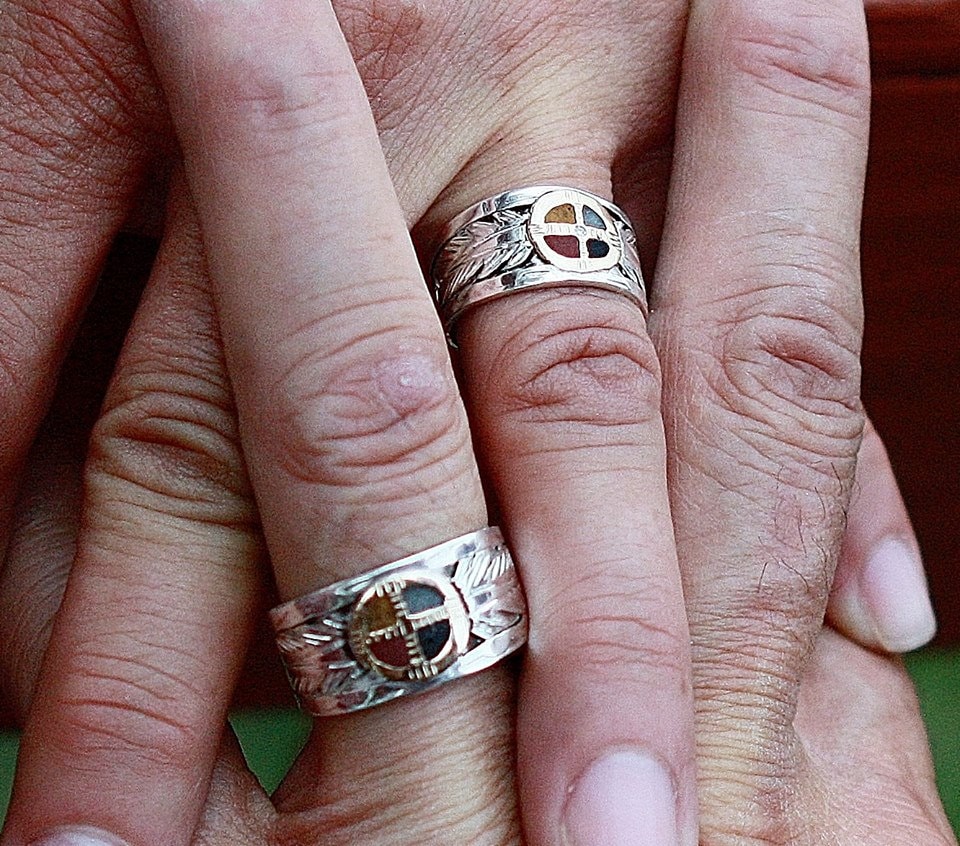 Medizinrad Vereint Durch Zwei Adlerfedern Silber Eheringe - Schmuck Von Mitchell Zephier Sr Medizinrad Vereint Durch Zwei Adlerfedern Silber Eheringe - Schmuck Von Mitchell Zephier Sr von LakotaJewelryVisions