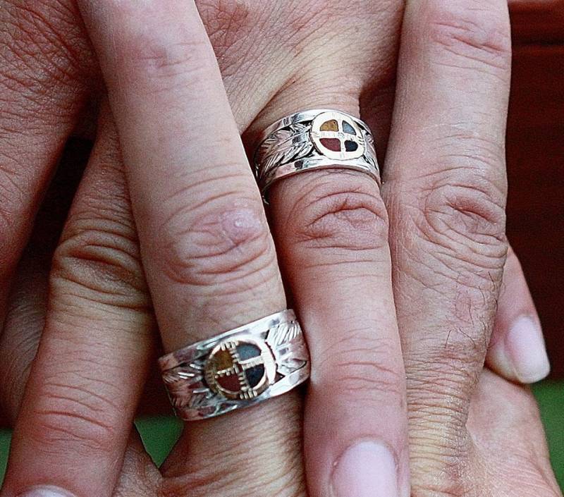 Medizinrad Vereint Durch Zwei Adlerfedern Silber Eheringe - Schmuck Von Mitchell Zephier Sr Medizinrad Vereint Durch Zwei Adlerfedern Silber Eheringe - Schmuck Von Mitchell Zephier Sr von LakotaJewelryVisions