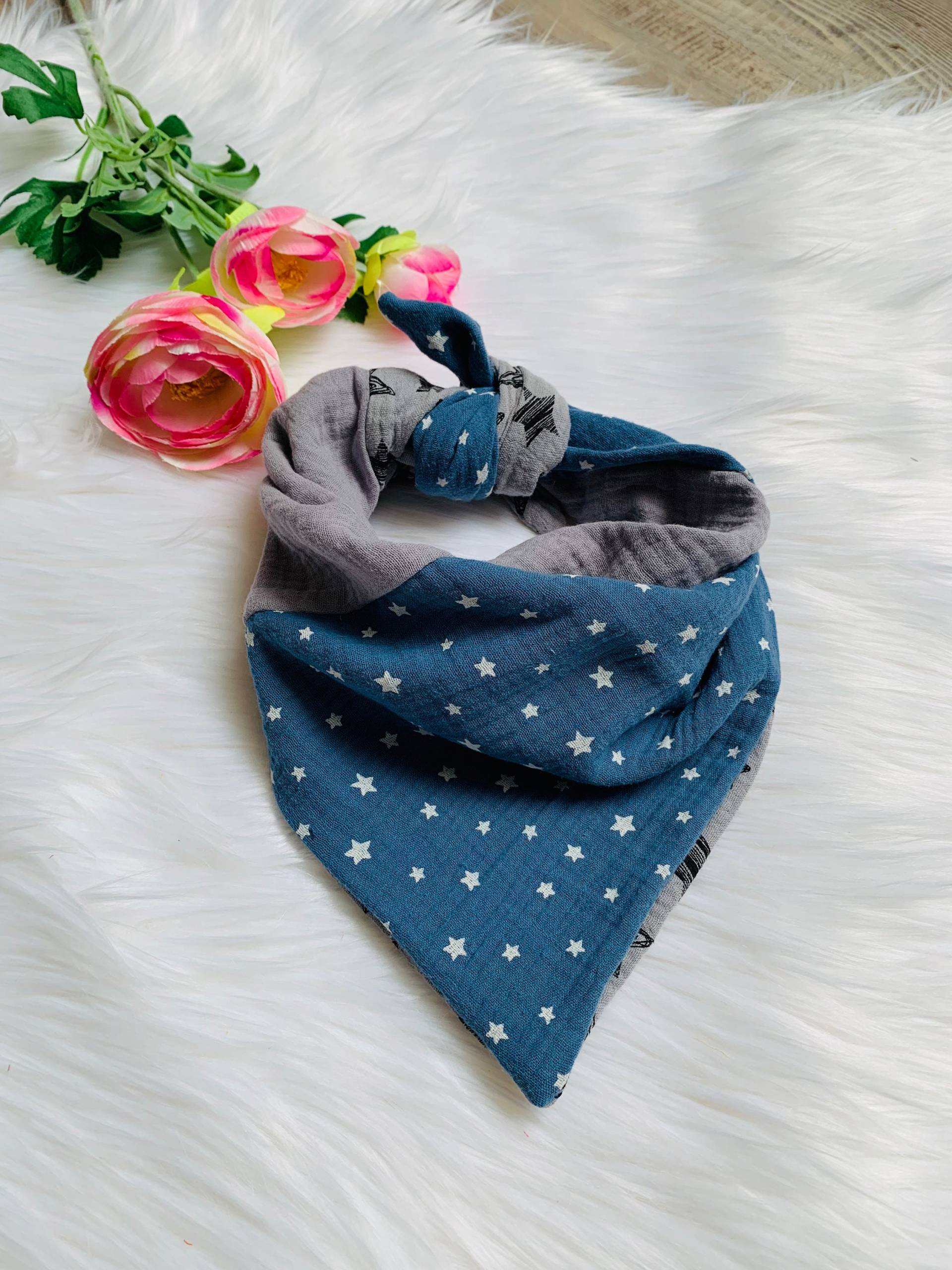 Musselin Kinder Halstuch, 50x50x80cm, Unikat, Mustermix Aus Jeansblau Sterne Hellgrau #20 Musselin Kinder Halstuch, 50x50x80cm, Unikat, Mustermix Aus Jeansblau Sterne Hellgrau #20 von Lakotana