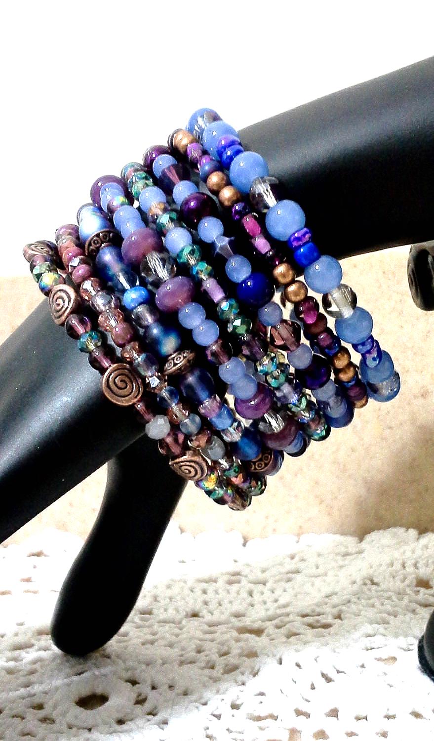 Großes Perlen Memory Wire Wrap Armband Lila Bettelarmband von Lalecreations