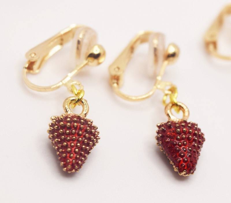 Erdbeeren Clip On Ohrringe, Clipohrringe in Rot, Ohrclips Mit Erdbeer-Anhänger von LalellasShop