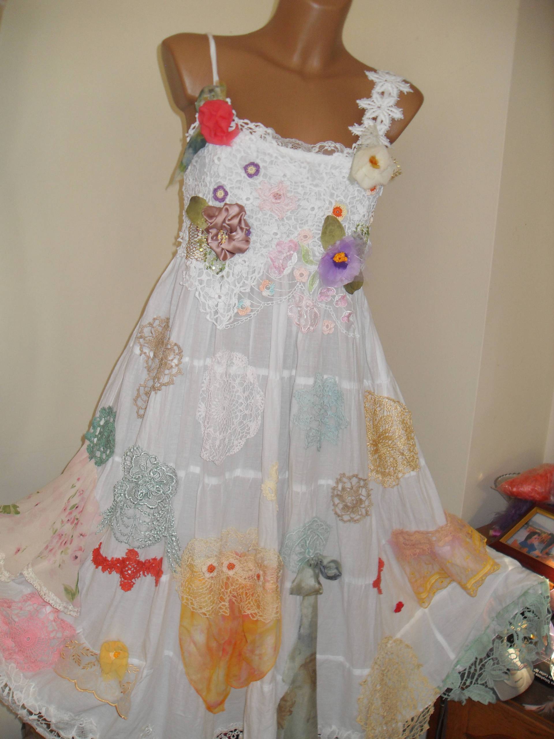 Art To Wear Boho Brautkleid , Handgestrickte Spitze, Seidenblumen Und Chiffon Art To Wear Boho Brautkleid , Handgestrickte Spitze, Seidenblumen Und Chiffon von Lalerosso