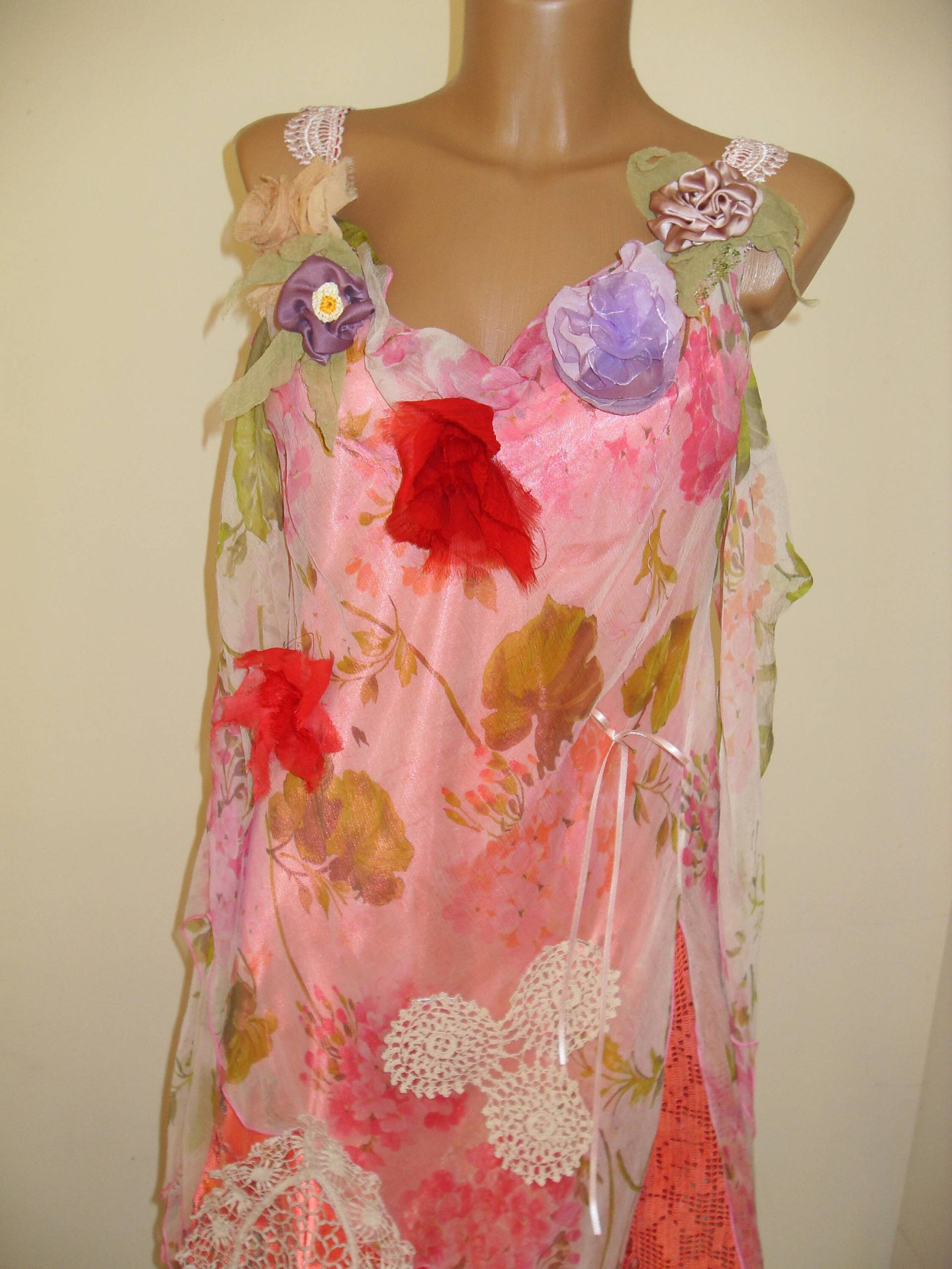 Art To Wear Boho Kleid, Silk Flow Chiffon, Häkelspitze, Seidenblume, Bemalte Seide Art To Wear Boho Kleid, Silk Flow Chiffon, Häkelspitze, Seidenblume, Bemalte Seide von Lalerosso