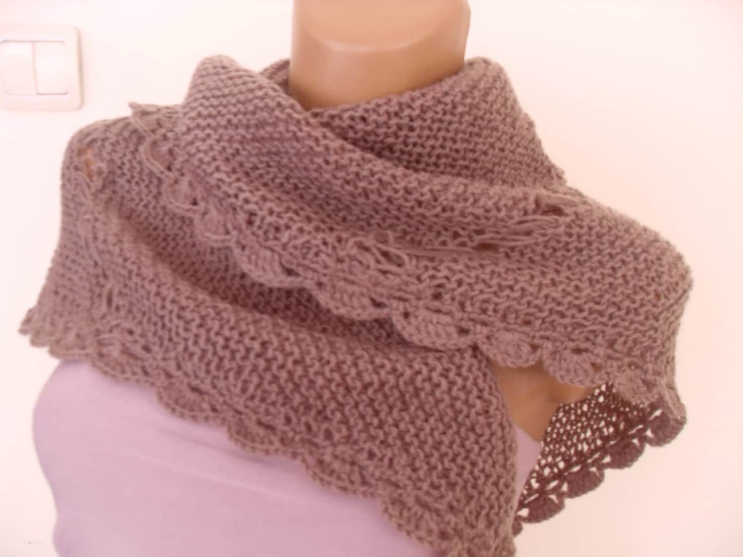 Braut Schal Aus Strickwolle Mit Spitze, Farbe Cocoa Dreieckig Braut Schal Aus Strickwolle Mit Spitze, Farbe Cocoa Dreieckig von Lalerosso