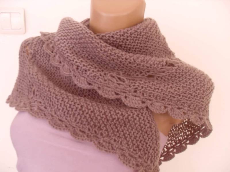 Braut Schal Aus Strickwolle Mit Spitze, Farbe Cocoa Dreieckig Braut Schal Aus Strickwolle Mit Spitze, Farbe Cocoa Dreieckig von Lalerosso