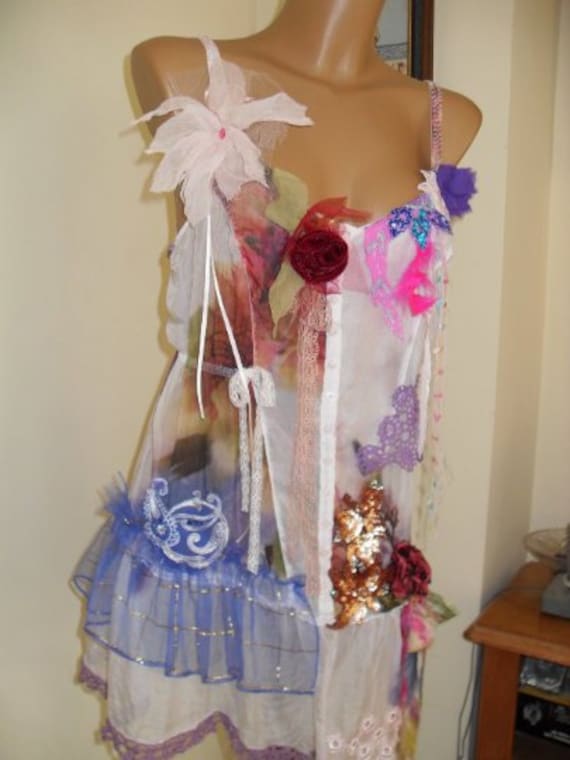 Charmante Seiden Tunika Mit Gehäkelten Deckchen, Bestickten Bändern. Zwanziger Jahre Stil Gipsy Fairy Größe 38-40 Eu von Lalerosso