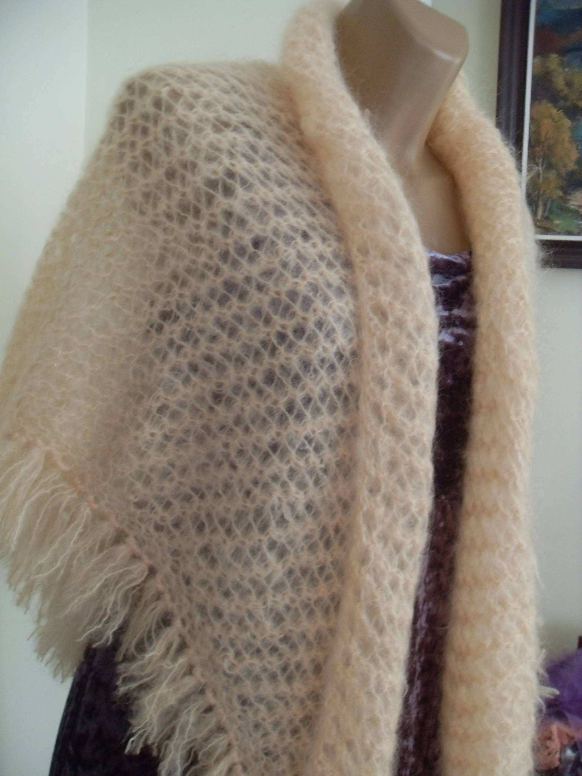 Ein Schönes Weiches, Handgestricktes Halstuch, Ein Blasses Gelbes Mohair Ein Schönes Weiches, Handgestricktes Halstuch, Ein Blasses Gelbes Mohair von Lalerosso