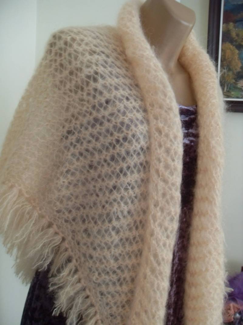 Ein Schönes Weiches, Handgestricktes Halstuch, Ein Blasses Gelbes Mohair von Lalerosso