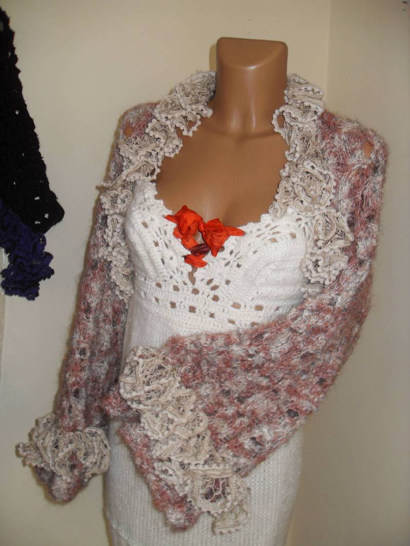 Ein Wunderschöner, Geflochtener Bolero, Warm Weich Aus Mohair, in Lila Und Beige von Lalerosso