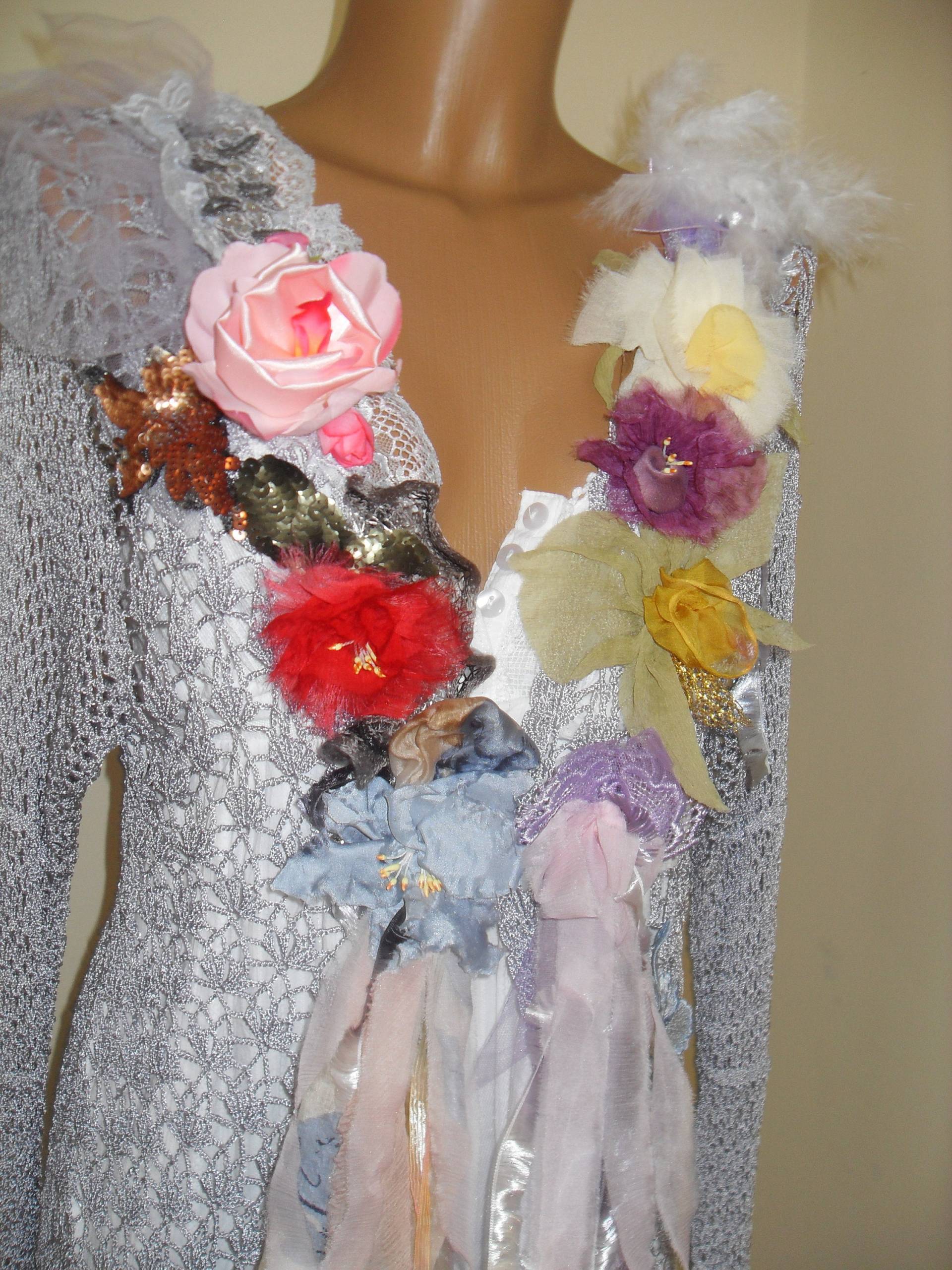 Einzigartige Kunst Zu Tragen Feminine Graue Gehäkelte Seidenjacke, Fairy Boho Tattered Einzigartige Kunst Zu Tragen Feminine Graue Gehäkelte Seidenjacke, Fairy Boho Tattered von Lalerosso