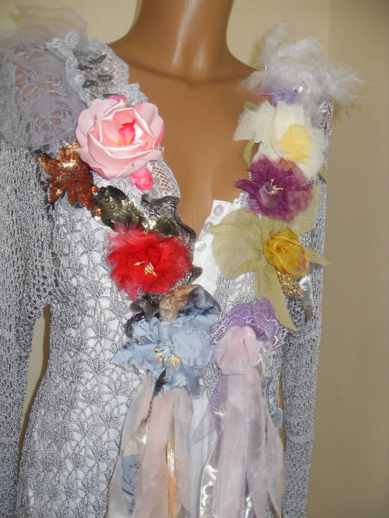 Einzigartige Kunst Zu Tragen Feminine Graue Gehäkelte Seidenjacke, Fairy Boho Tattered Einzigartige Kunst Zu Tragen Feminine Graue Gehäkelte Seidenjacke, Fairy Boho Tattered von Lalerosso