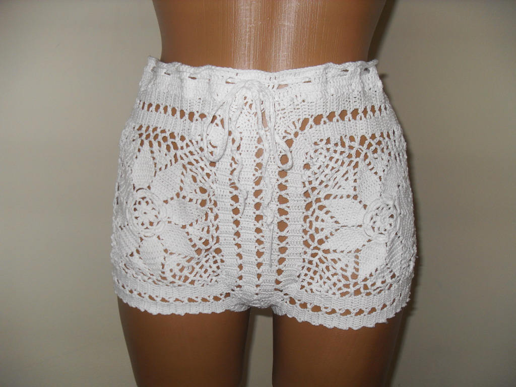 Eklusive Weiße Strandshorts in Häkeloptik Eklusive Weiße Strandshorts in Häkeloptik von Lalerosso