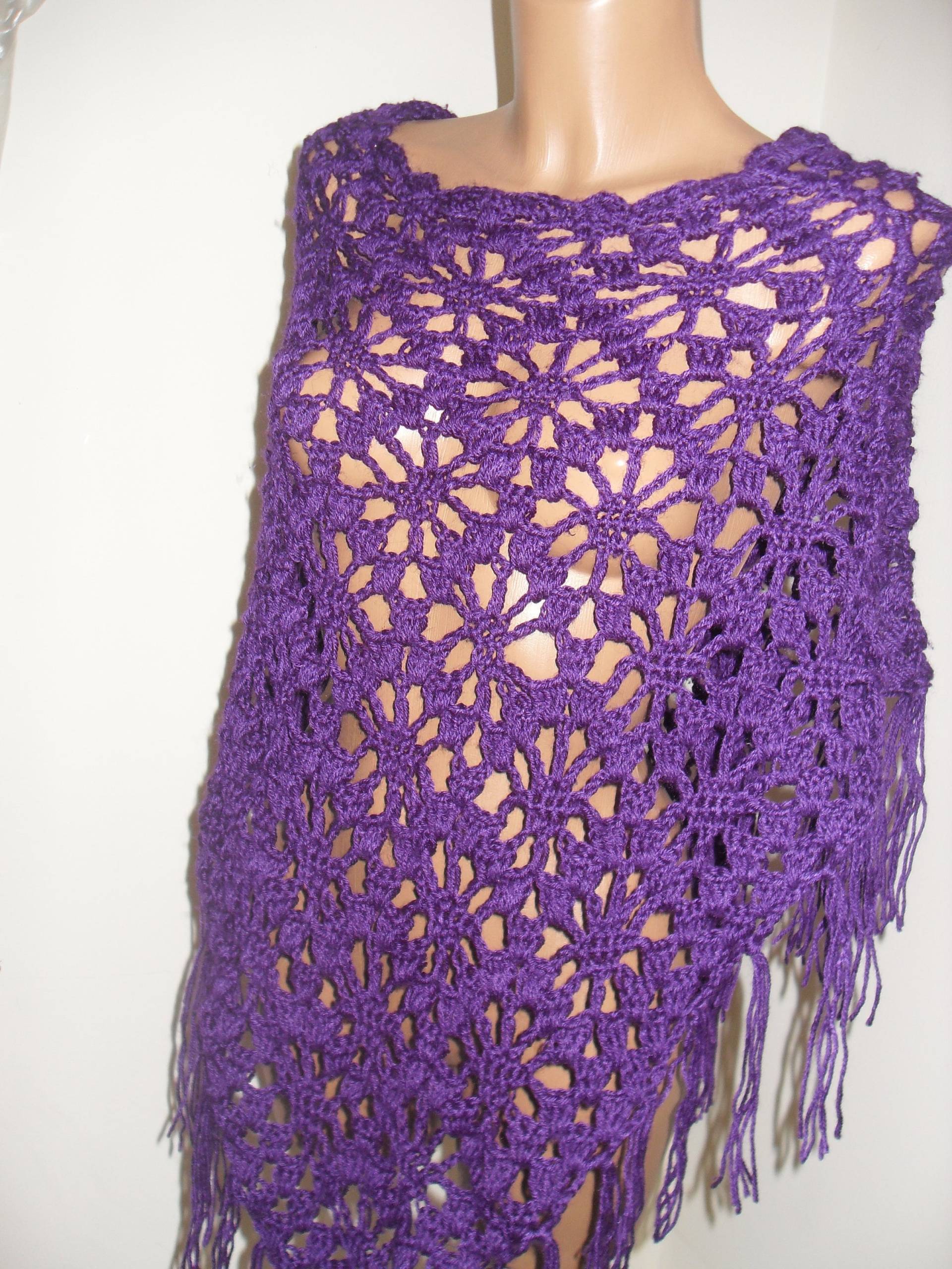 Gehäkelter Poncho Aus Wolle, Dunkellila, Weiches Garn Gehäkelter Poncho Aus Wolle, Dunkellila, Weiches Garn von Lalerosso
