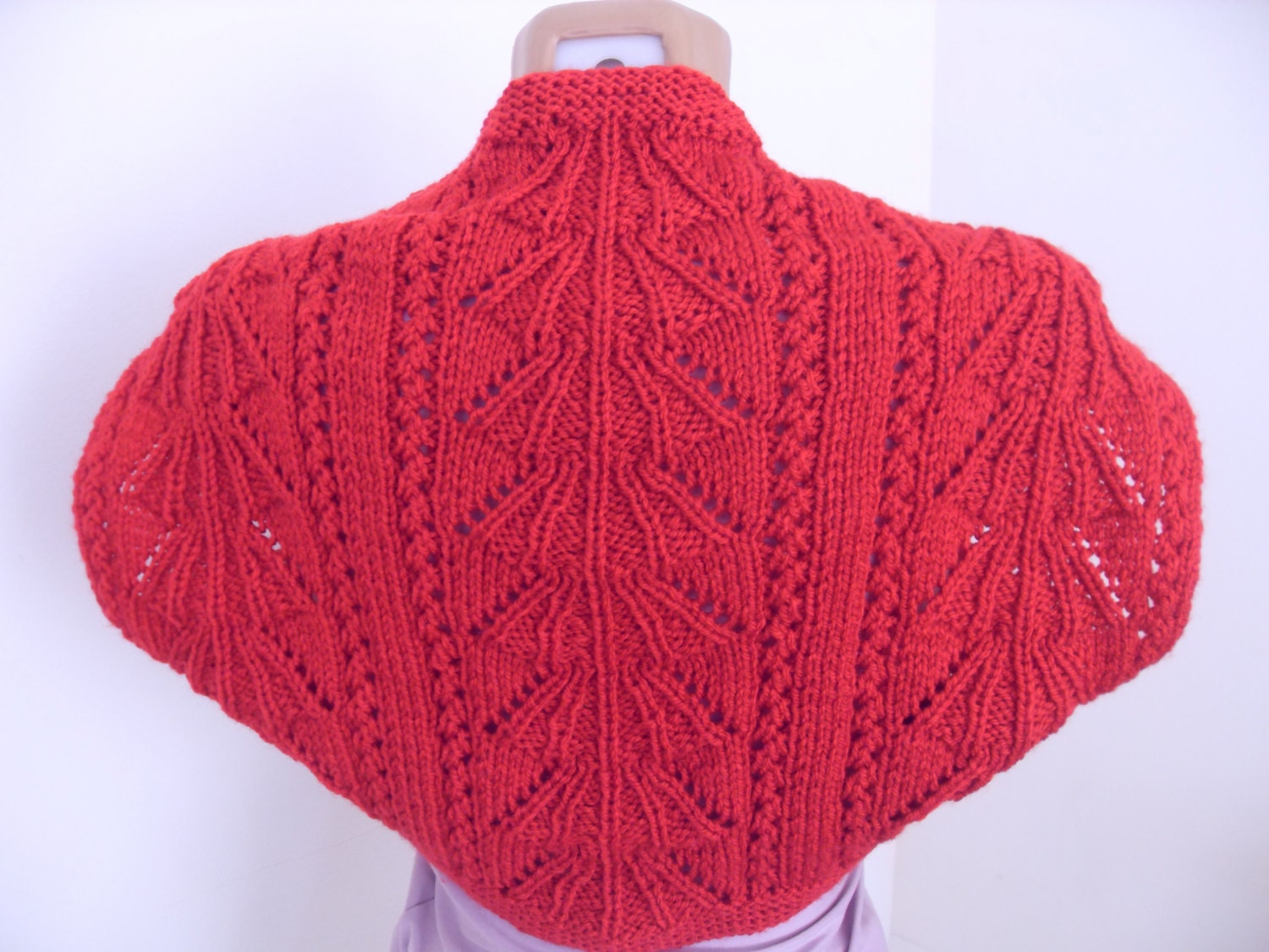 Gestrickter Shrug Bolero in Dunkelrottönen Gestrickter Shrug Bolero in Dunkelrottönen von Lalerosso
