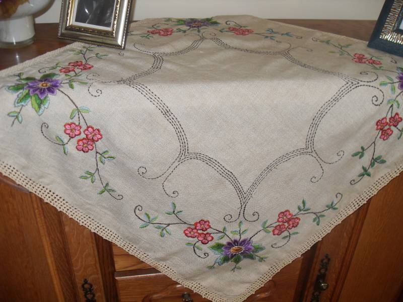 Handgestickte Leinentischdecke Mit Gestrickter 80/80 cm Spitze von Lalerosso