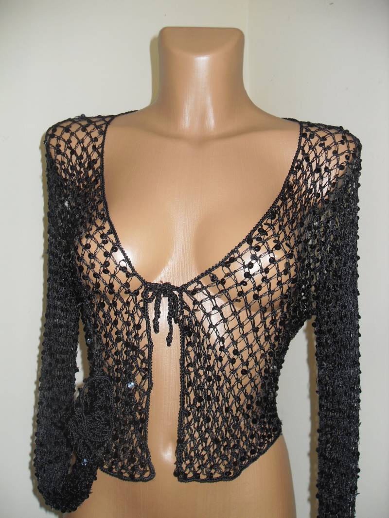 Kleine Schwarze Weste Gehäkelt, Aus Seidengarn Mit Pailletten, Größe 38-42 Kleine Schwarze Weste Gehäkelt, Aus Seidengarn Mit Pailletten, Größe 38-42 von Lalerosso