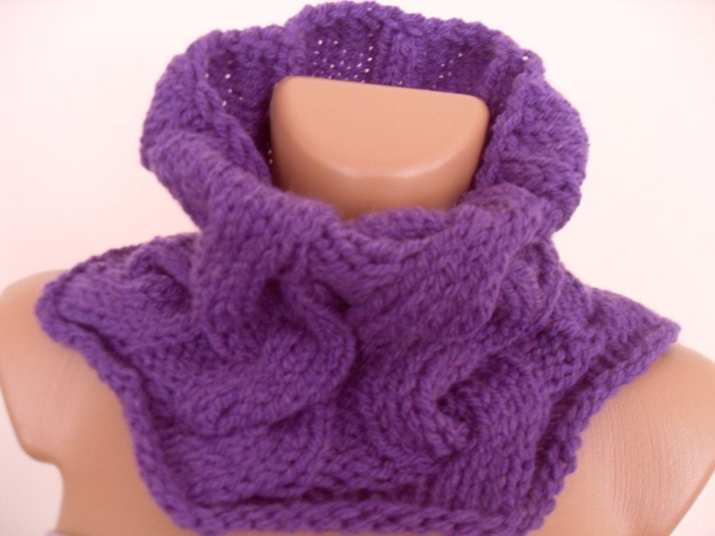 Kragen, Schals Aus Wolle Weichem Wollgarn Lila Gestrickt. Passendes Accessoire Für Jeden Mantel Oder Jacke Kragen, Schals Aus Wolle Weichem Wollgarn Lila Gestrickt. Passendes Accessoire Für Jeden Mantel Oder Jacke von Lalerosso