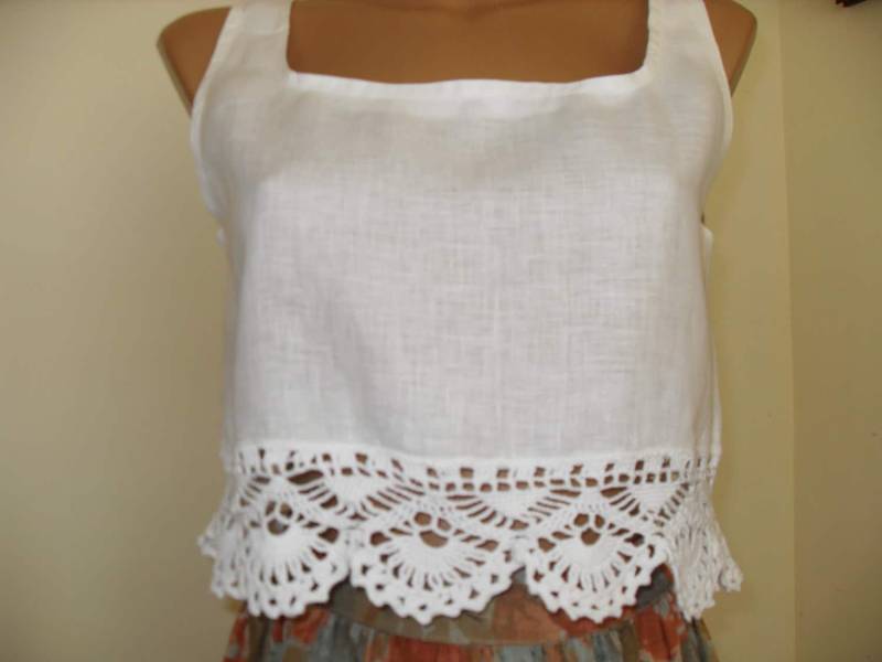 Leinentur Mit Handgestrickter Spitze Gehäkelt Leinentur Mit Handgestrickter Spitze Gehäkelt von Lalerosso