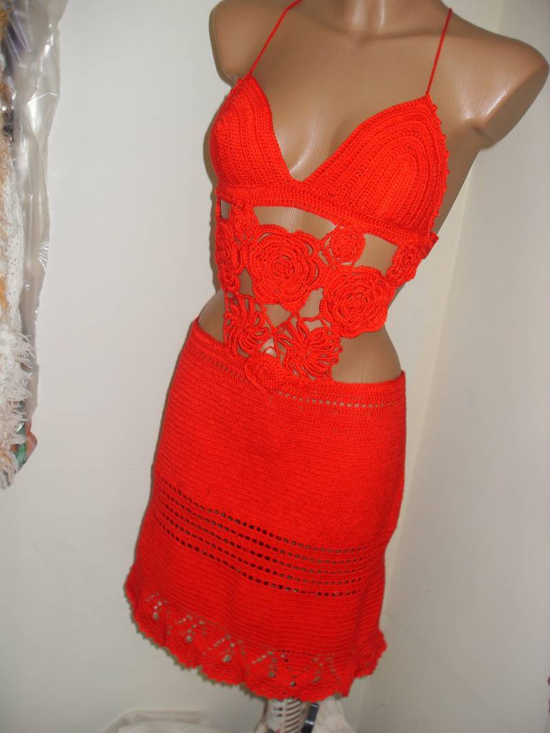 Spitze Rotes Kleid, Gehäkelt Mit 3D Blumen von Lalerosso