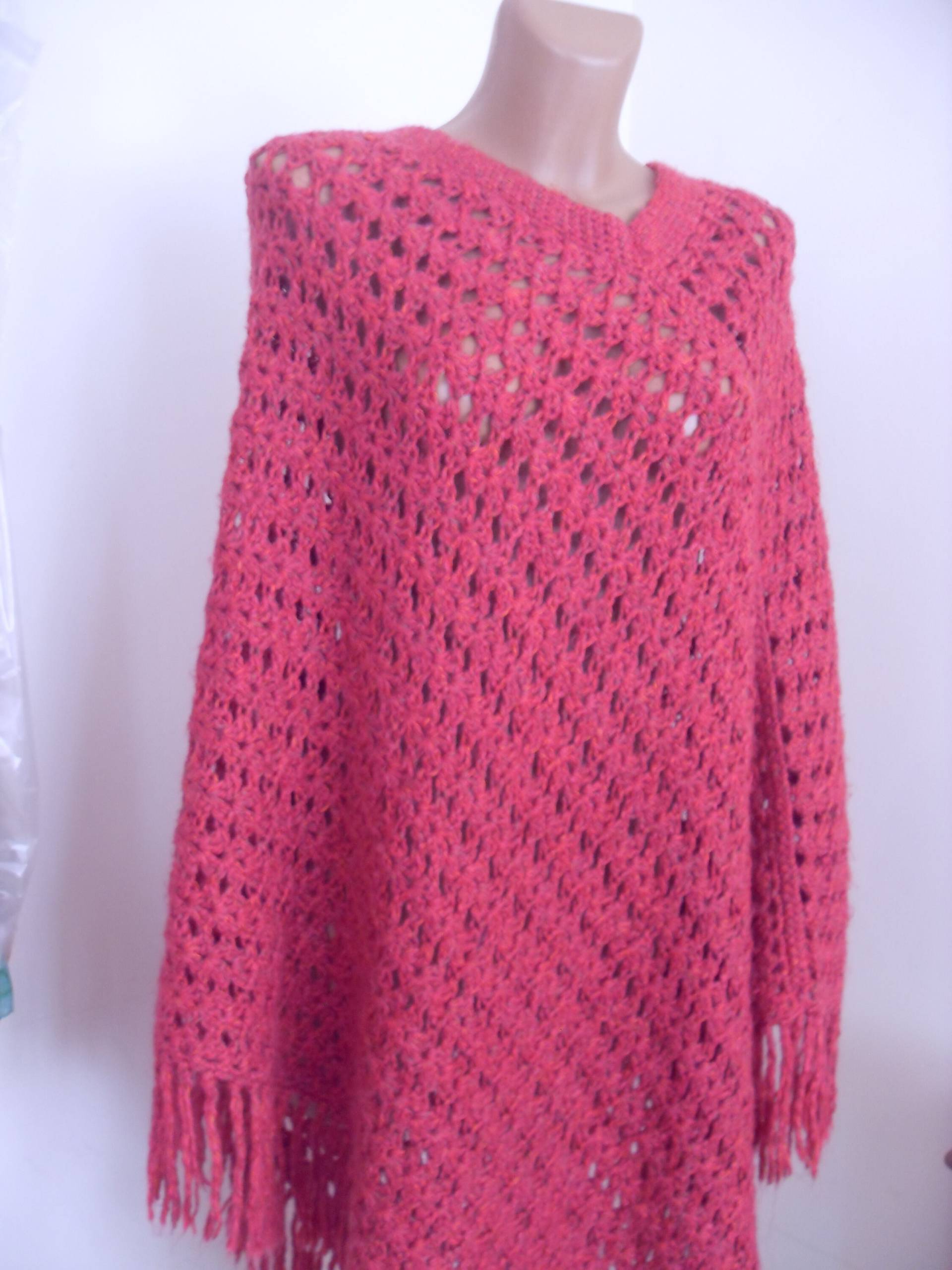 Wollponcho, Himbeerrot, Gehäkelt, One Size Wollponcho, Himbeerrot, Gehäkelt, One Size von Lalerosso