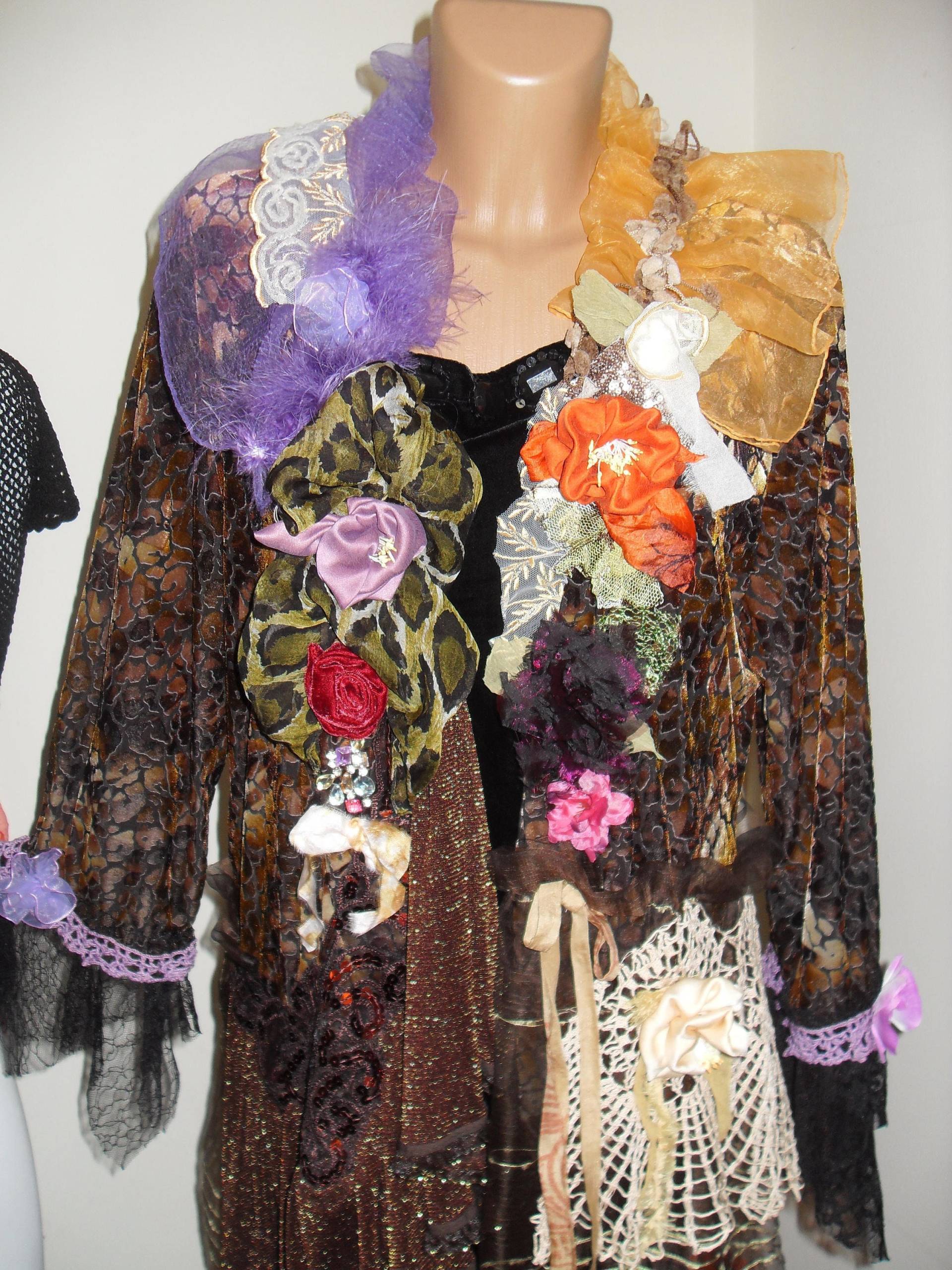 Wunderschönes Unikat Handgehäkelte Spitze Aufvalide Davore Seide Jacke, Seidenblumen, Spitze Antik Xl Wunderschönes Unikat Handgehäkelte Spitze Aufvalide Davore Seide Jacke, Seidenblumen, Spitze Antik Xl von Lalerosso