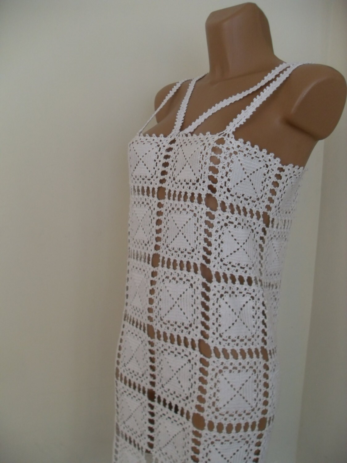 Zartes Weißes Spitzenkleid, Handgehäkelt. Gewebt Aus Mercerisierter Baumwolle Zartes Weißes Spitzenkleid, Handgehäkelt. Gewebt Aus Mercerisierter Baumwolle von Lalerosso