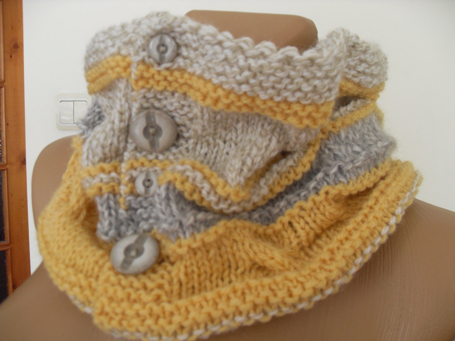 strickkragen, Bolero Aus Weichem Wollgarn, Beige Und Gelb strickkragen, Bolero Aus Weichem Wollgarn, Beige Und Gelb von Lalerosso