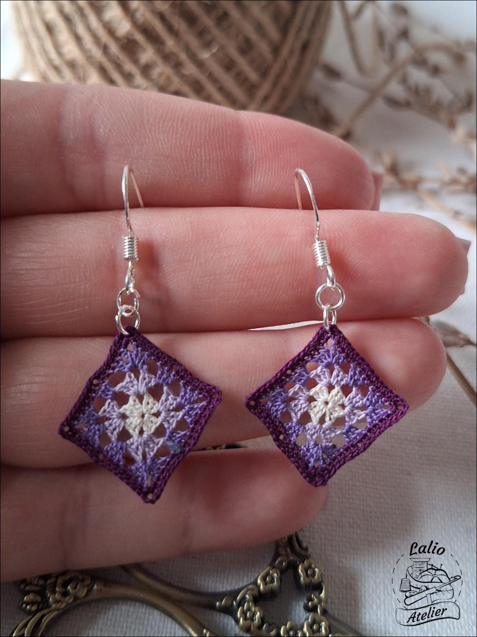 Granny Square Ohrringe Lila Verlauf - Mikrogehäkelter Boho Schmuck Aus Baumwolle & 925 Silber | Handgemachte Statement-Ohrringe Granny Square Ohrringe Lila Verlauf - Mikrogehäkelter Boho Schmuck Aus Baumwolle & 925 Silber | Handgemachte Statement-Ohrringe von LalioAtelier