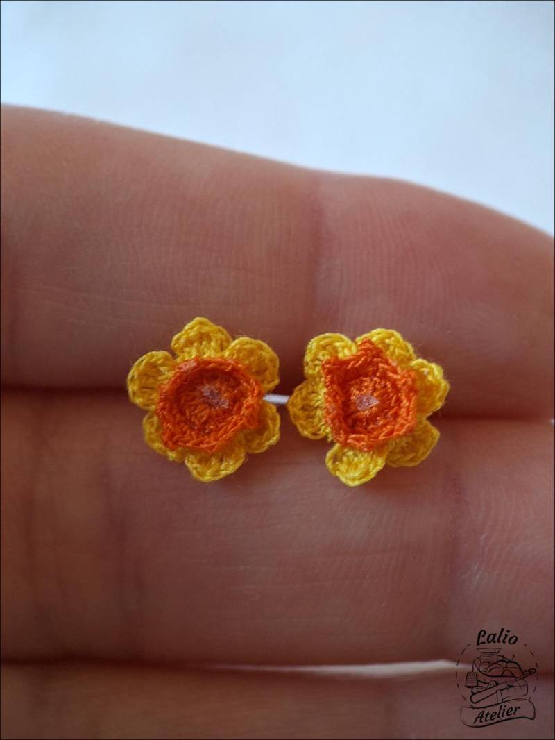 Mikrogehäkelte Narzissen-Ohrstecker | Handgemachte Frühlingsblumen-Ohrringe 925 Sterling Silber Gelb Und Orange Geschenkidee von LalioAtelier