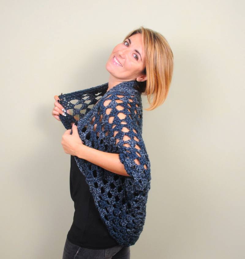 Damen Häkeljacke, Bolerowolle, Maxi-strick, Moderne Häkelschulterdecke, Großes Quadrat. Handgemacht. Versandfertig von Lallallero