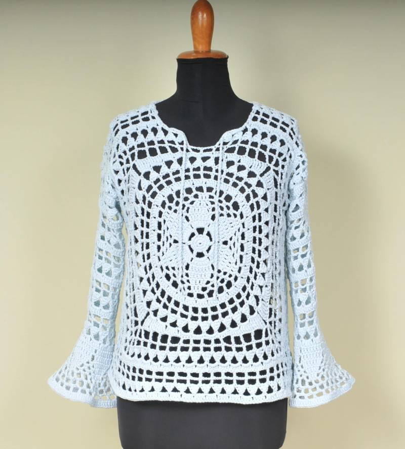 Gehäkelter Damenpullover, Quadratisch Gearbeiteter Pullover Mit Volantärmeln Und Durchbrochenem Muster, Handgefertigt. Wählen Sie Die Farbe. | Cod.87 von Lallallero