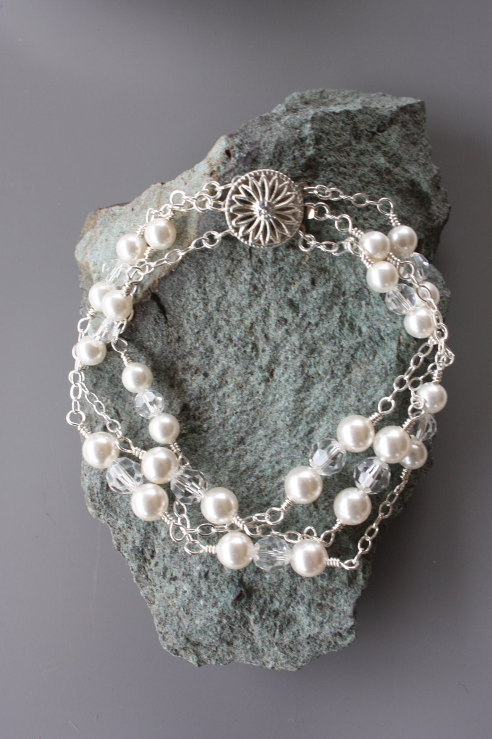 Dreifach Strang Brautschmuck Armband Mit Kristallen Und Perlen Weiß Oder Creme Perle, Hochzeitsarmband von LalleBridalJewelry