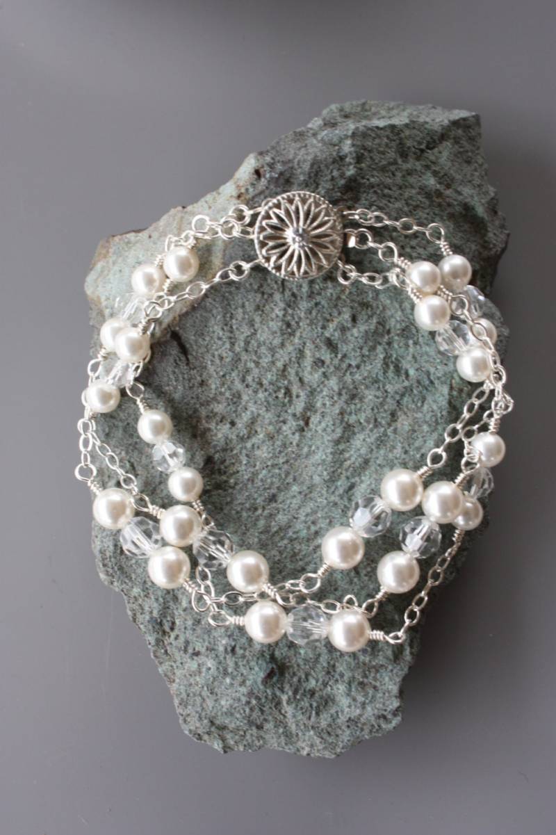 Dreifach Strang Brautschmuck Armband Mit Kristallen Und Perlen Weiß Oder Creme Perle, Hochzeitsarmband Dreifach Strang Brautschmuck Armband Mit Kristallen Und Perlen Weiß Oder Creme Perle, Hochzeitsarmband von LalleBridalJewelry