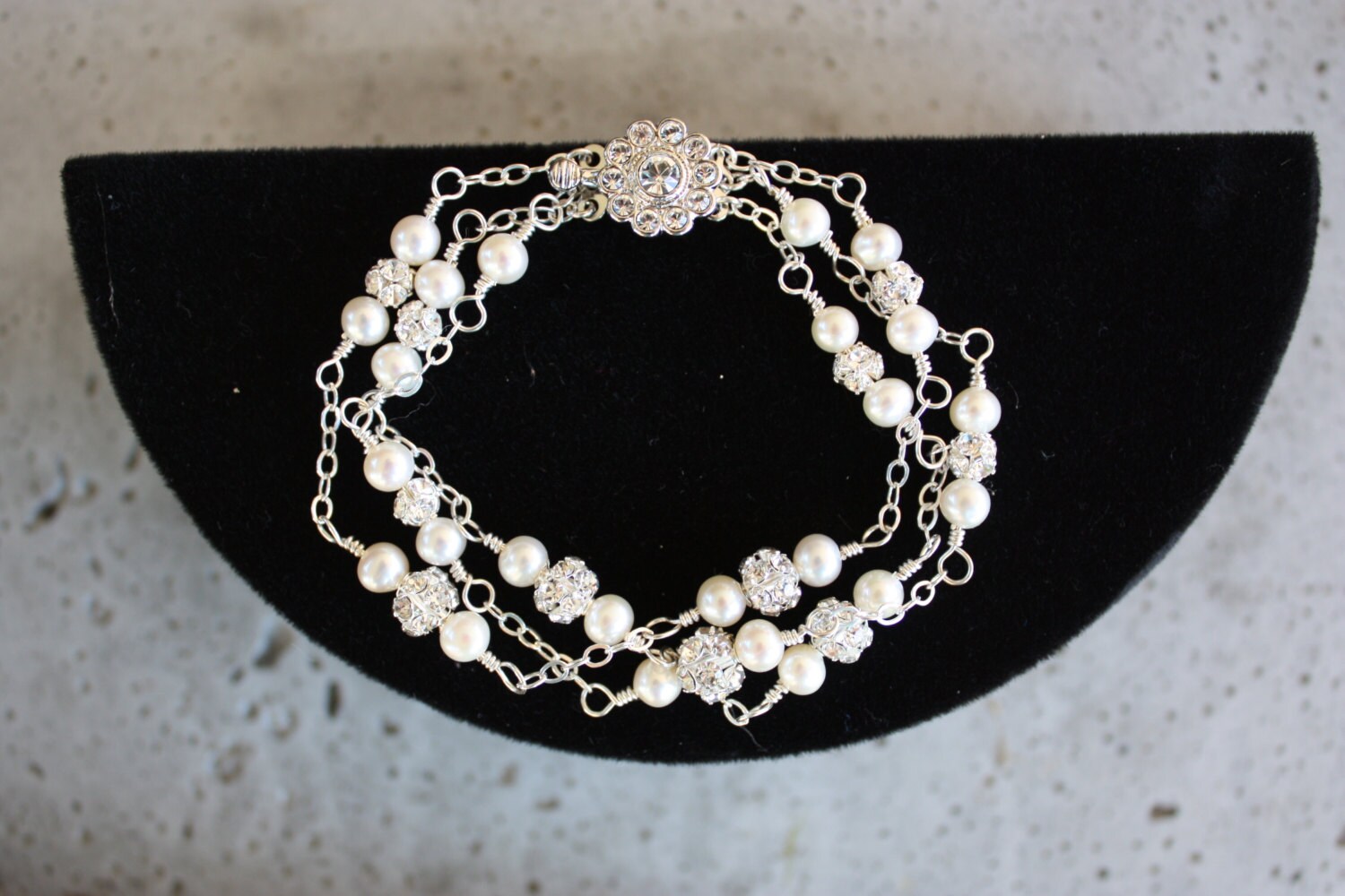 Dreistrangiges Brautarmband Auf Einer Sterling Silber Kette Mit Strass Und Perlen in Weiß Oder Creme von LalleBridalJewelry