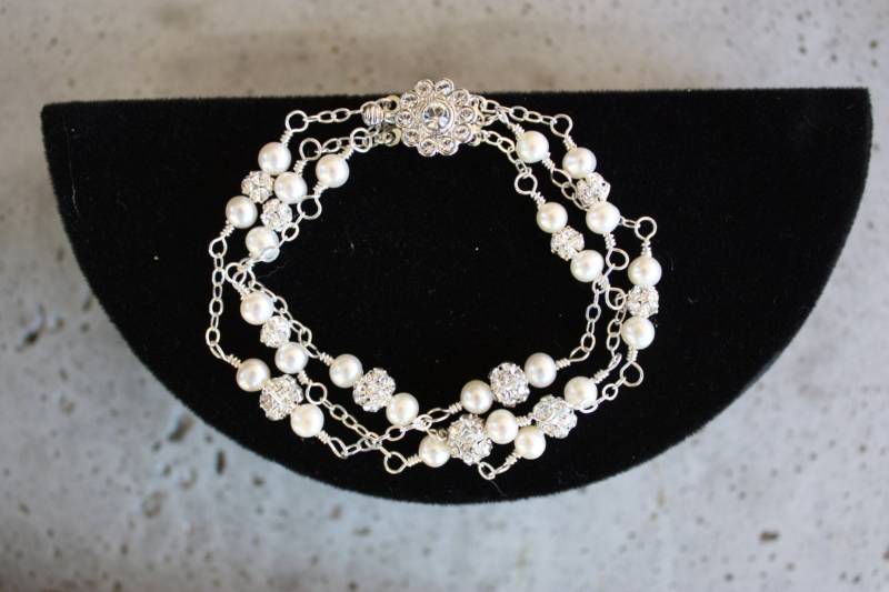 Dreistrangiges Brautarmband Auf Einer Sterling Silber Kette Mit Strass Und Perlen in Weiß Oder Creme Dreistrangiges Brautarmband Auf Einer Sterling Silber Kette Mit Strass Und Perlen in Weiß Oder Creme von LalleBridalJewelry