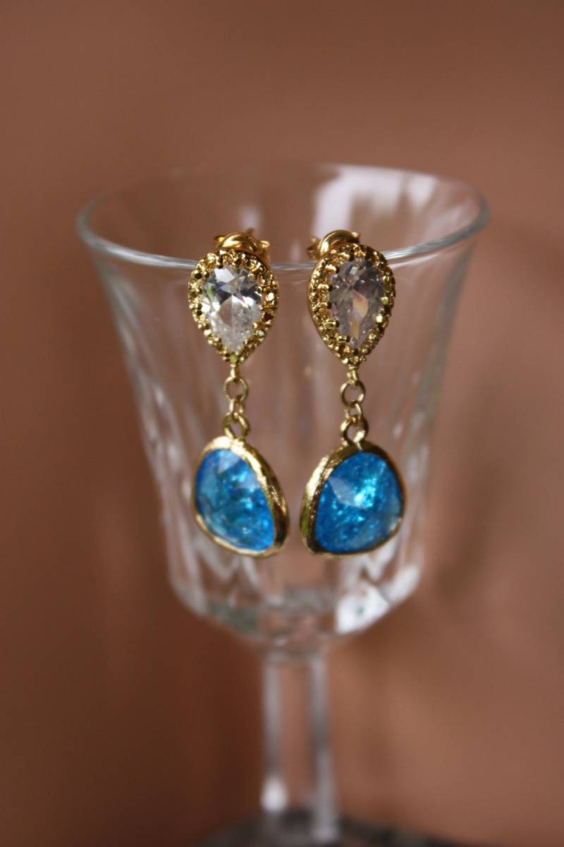 Kristall Ohrringe Gelbgold Mit Ein Großer Kristallanhänger, Brautjungfern Oder Bridal Party, Anlass, in Einer Vielzahl Von Farben Erhältlich Kristall Ohrringe Gelbgold Mit Ein Großer Kristallanhänger, Brautjungfern Oder Bridal Party, Anlass, in Einer Vielzahl Von Farben Erhältlich von LalleBridalJewelry