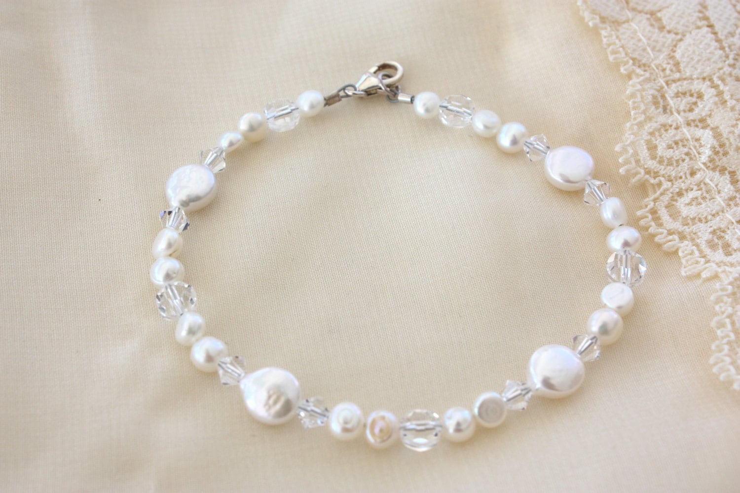 Pearl Braut Armband Mit Swarovski-Kristallen, Münze Perlen Armband, Hochzeit Brautjungfern von LalleBridalJewelry