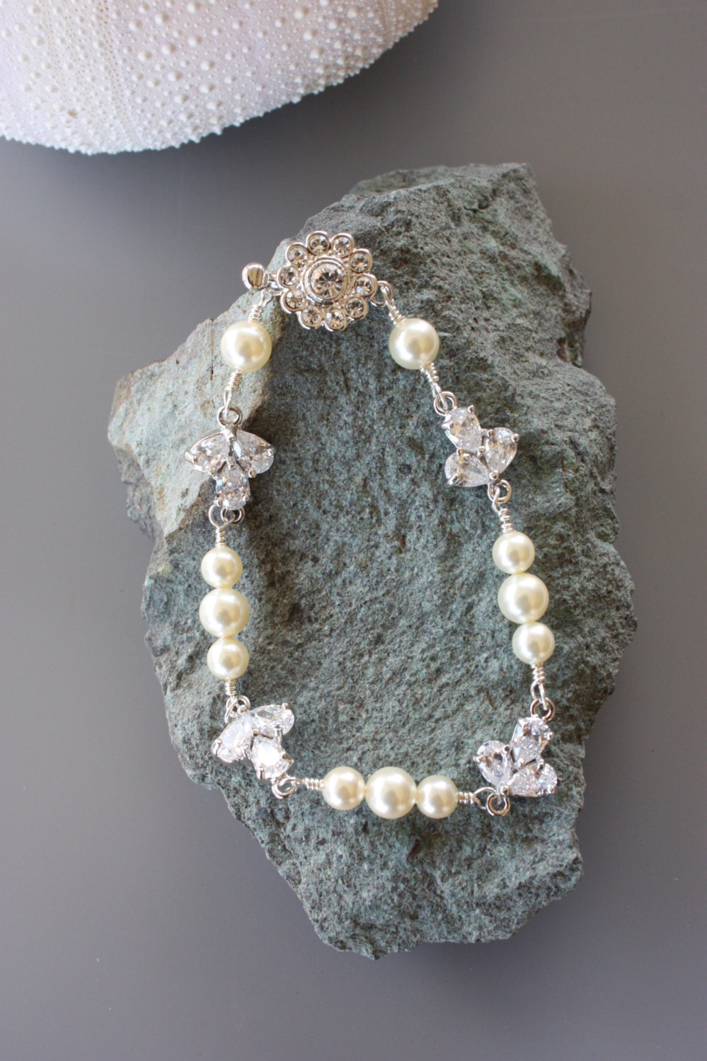Perlen Strassblatt Armband Fleur De Lis Brautarmband Swarovski Perlen Weiß Oder Creme Strass Verschluss Single Strang Silber Roségold von LalleBridalJewelry