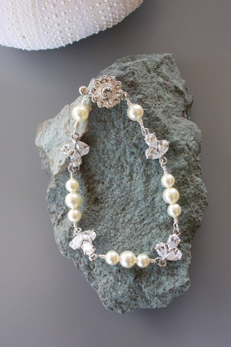 Perlen Strassblatt Armband Fleur De Lis Brautarmband Swarovski Perlen Weiß Oder Creme Strass Verschluss Single Strang Silber Roségold Perlen Strassblatt Armband Fleur De Lis Brautarmband Swarovski Perlen Weiß Oder Creme Strass Verschluss Single Strang Silber Roségold von LalleBridalJewelry