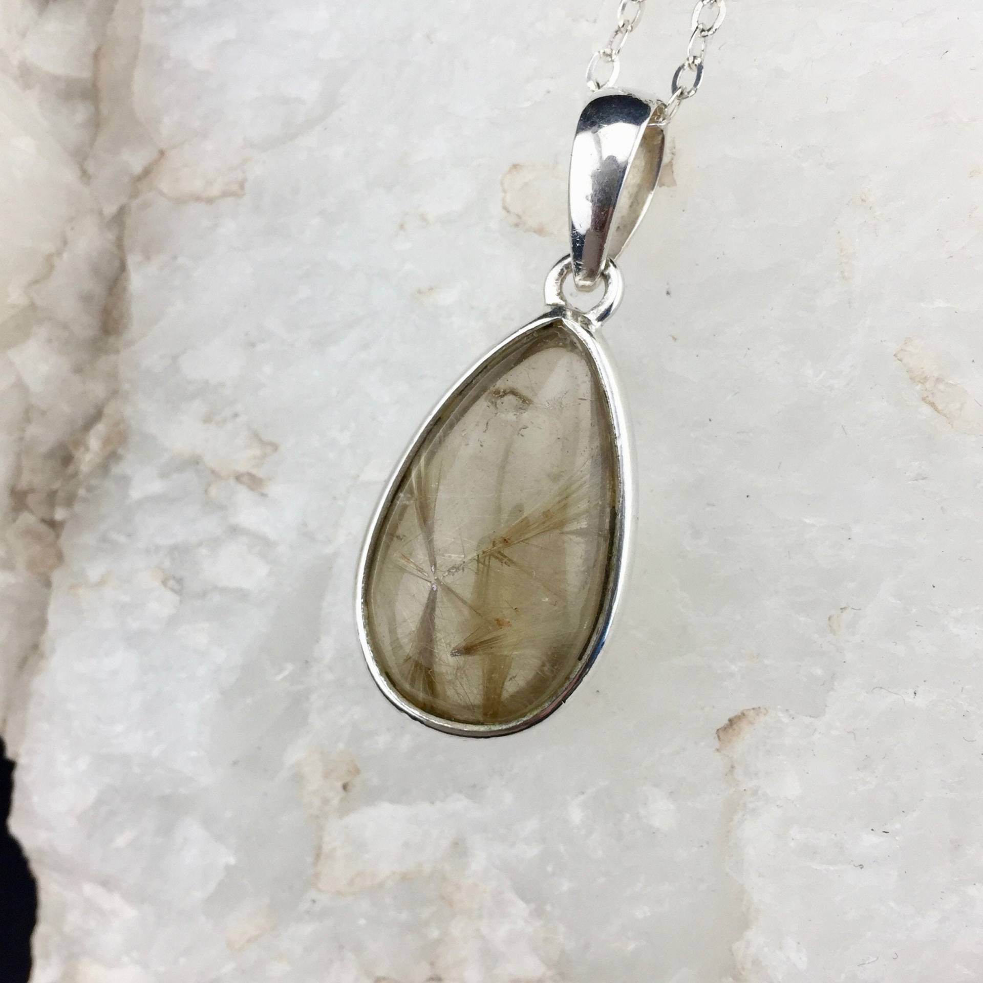 Ein Illumineer Golden Rutile Quarz Kristall Und Sterling Silber Reversible Anhänger | 2-1 Ein Illumineer Golden Rutile Quarz Kristall Und Sterling Silber Reversible Anhänger | 2-1 von LaloulaOnline