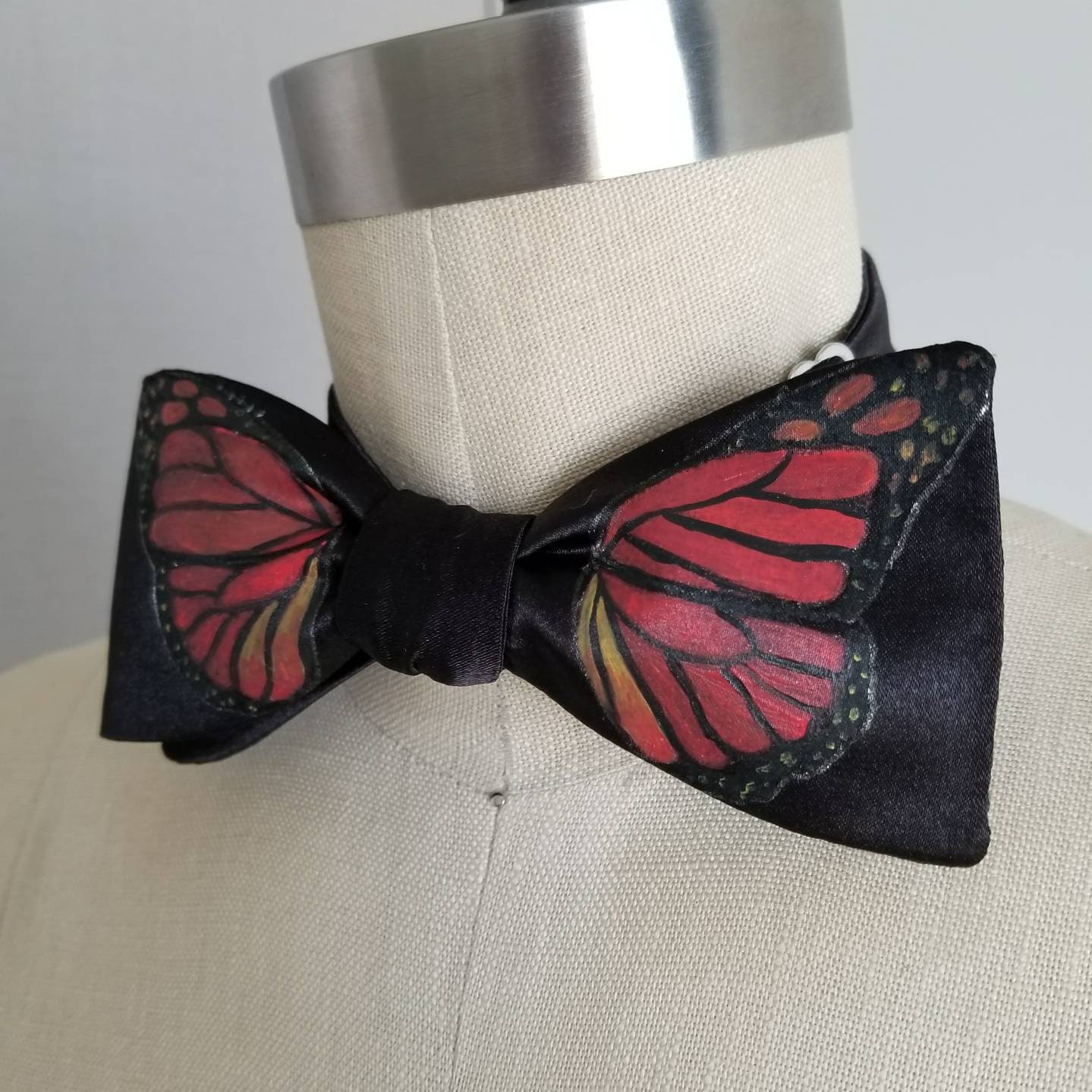 Handbemalte Schmetterlingsfliege Schwarzer Satin, Selbst Gebunden Oder Handbemalte Schmetterlingsfliege Schwarzer Satin, Selbst Gebunden Oder von LamFineDesigns